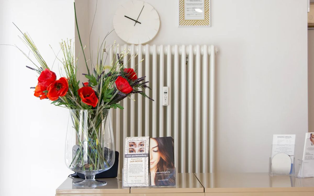 Empfangstresen mit Blumen und Informationsmaterial
